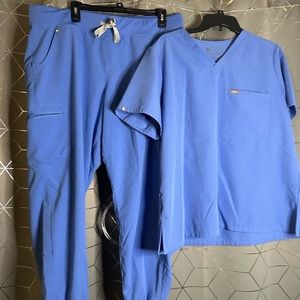 ✨FIGS Scrub set in Ceil Blue! Top: XXL, Pant: XL🩺